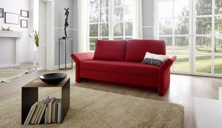rotes Sofa mit abklappbaren Armlehnen