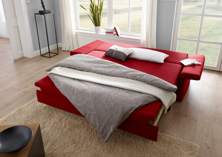 rotes Schlafsofa in Schlafposition