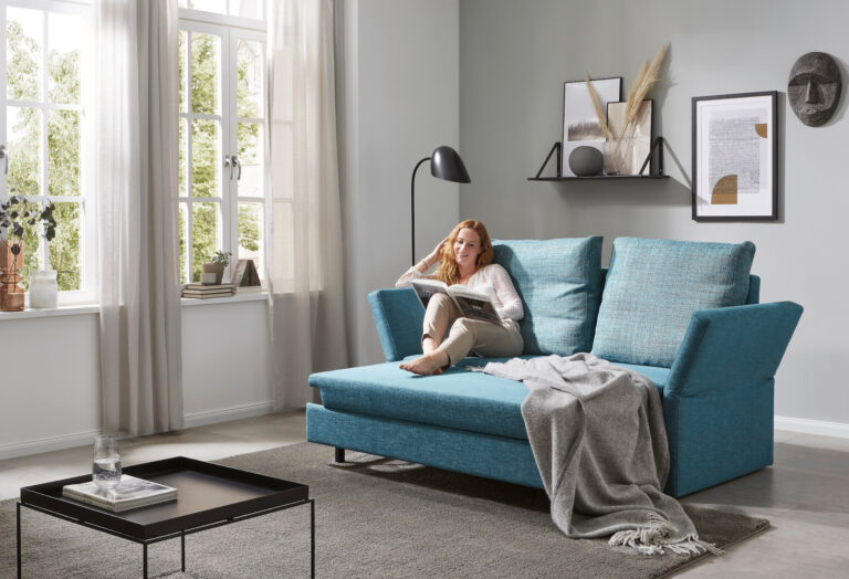 blaues Schlafsofa in Relaxposition