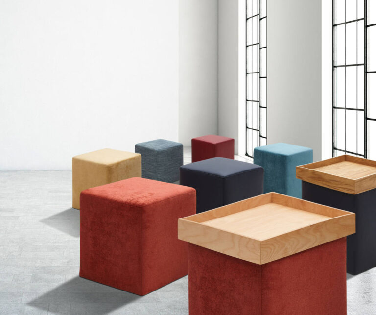 bunte gepolsterte Hocker in einem leeren Raum, zwei Hocker mit passendem Tablett