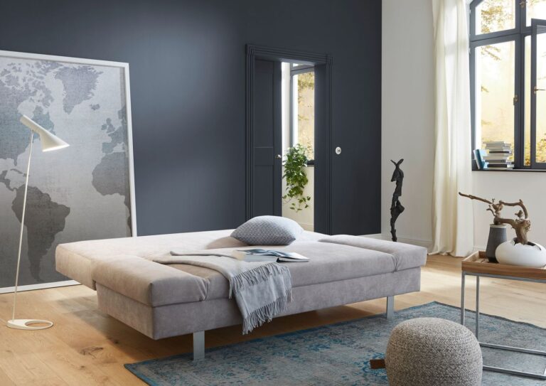 graues Schlafsofa in Schlafposition