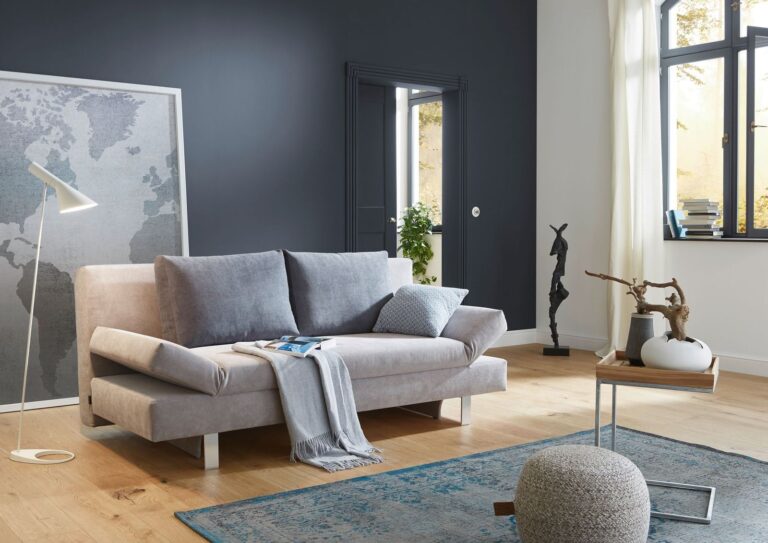 graues Schlafsofa in Sitzposition