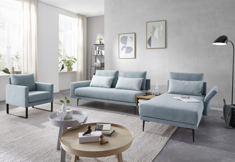 hellblaue Sofalandschaft mit integriertem Tisch und passendem Sessel