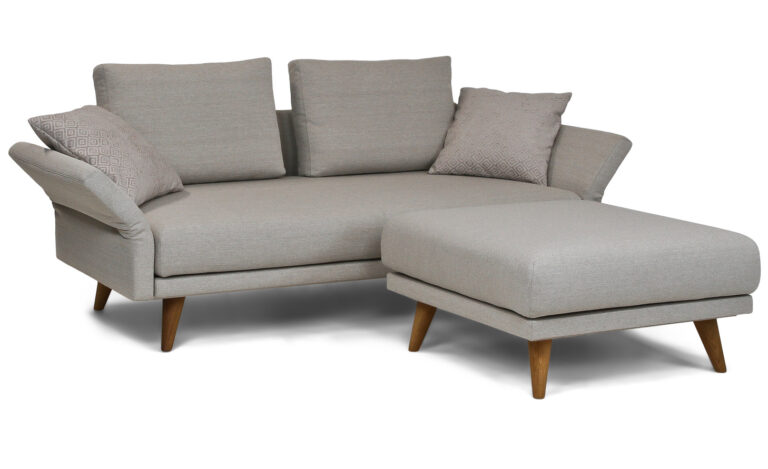 graues kleines Sofa mit passendem großen Hocker