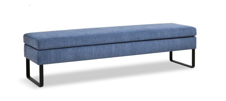 blaue Polsterbank mit schwarzen Metallkufen