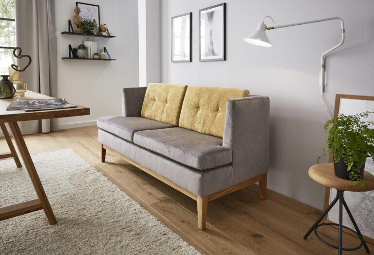 graues, niedriges Dining-Sofa mit goldgelben Rückenkissen