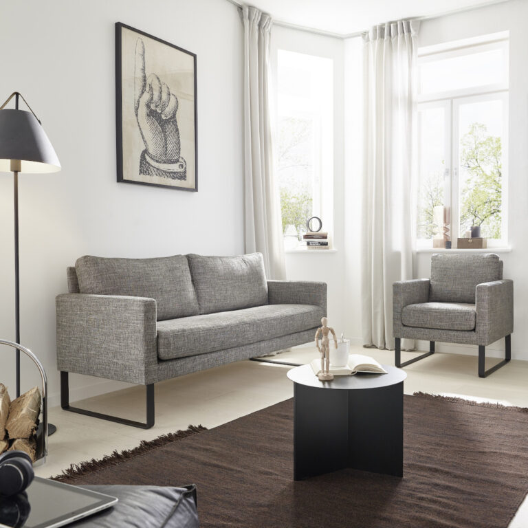 graues, zierliches Sofa mit passendem Sessel
