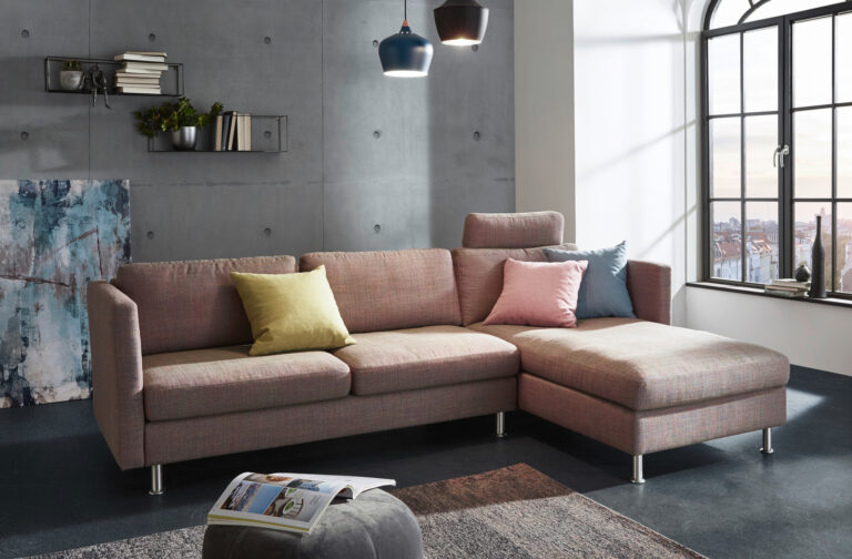 rosa Sofa mit Recamiere