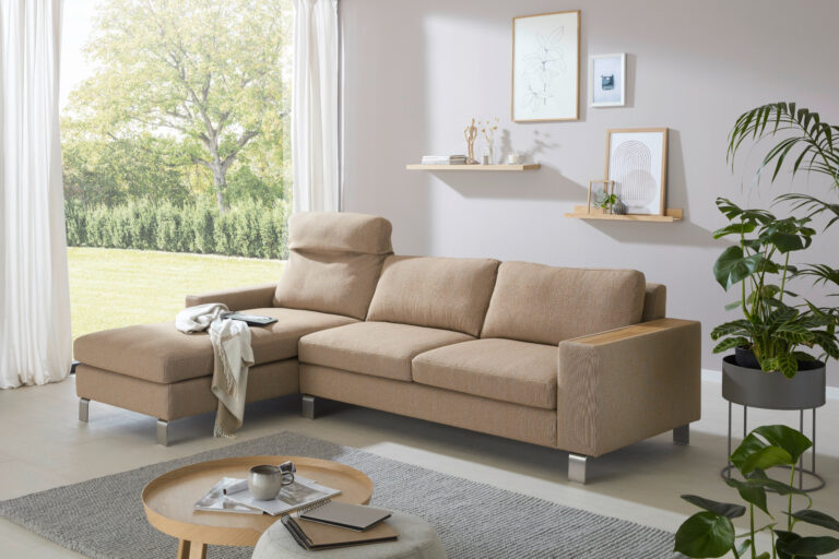 braunes Sofa mit Recamiere, das Kissen an der Recamiere ist hochgeklappt zum Anlehnen