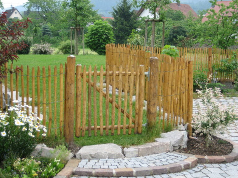 Lattenzaun mit Gartentor