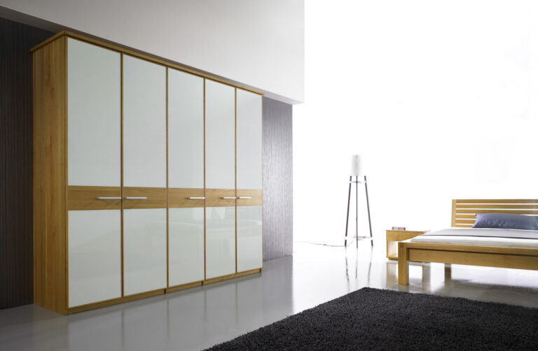 großer Kleiderschrank aus Holz mit weißen Glastüren