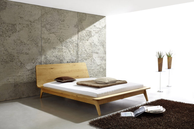 niedriges Bett aus hellem Holz breitem Rand