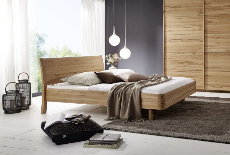 Schlafzimmer aus hellem Holz