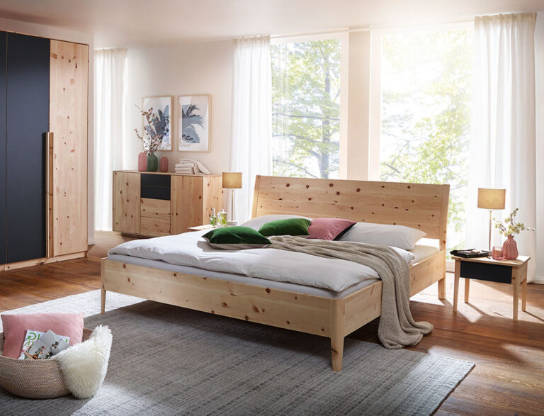 Schlafzimmer aus hellem Holz
