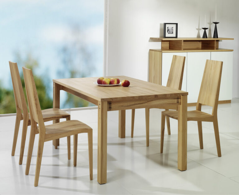 Holztisch mit 6 Stühlen aus hellem Holz