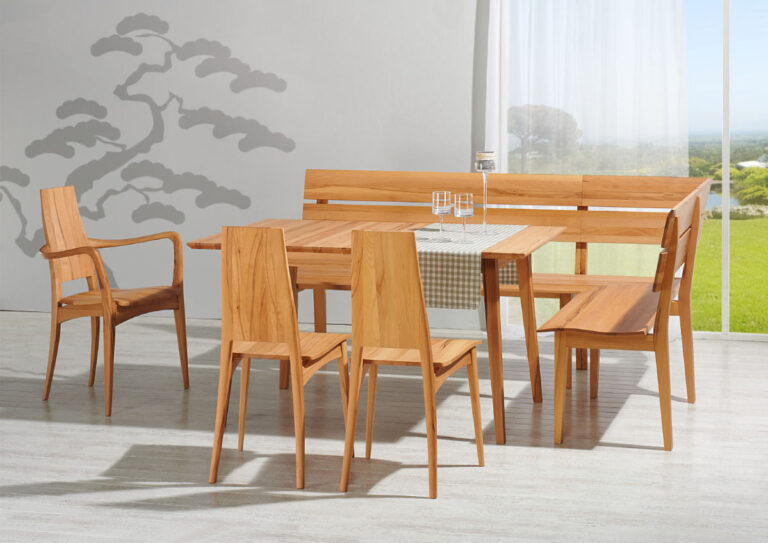Tisch mit Eckbank und 3 Stühlen aus rötlichem Holz