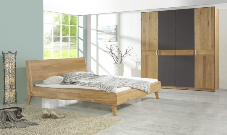 Schlafzimmer aus hellem Holz
