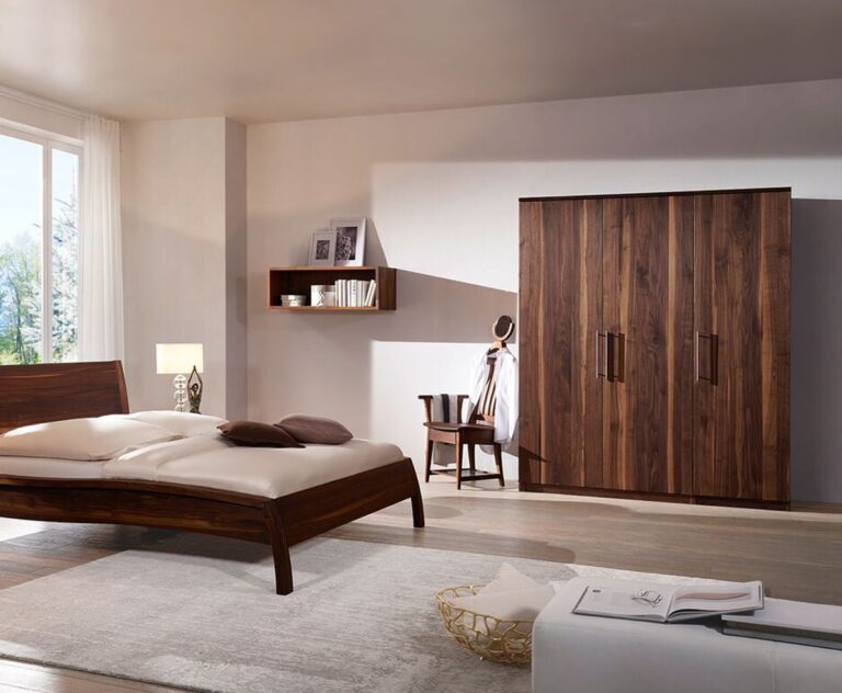 Schlafzimmer aus dunklem Holz