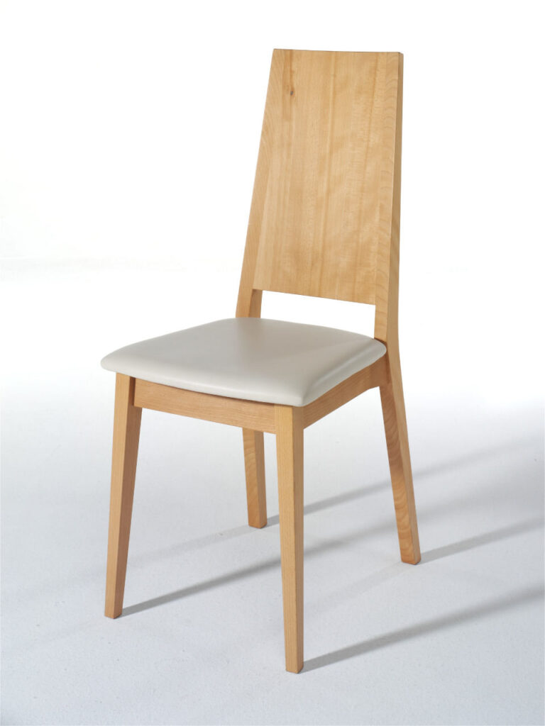 heller Holzstuhl mit weißem Sitzpolster aus Leder
