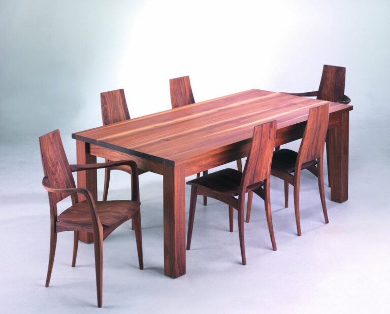 Holztisch mit 6 Stühlen aus dunklem Holz