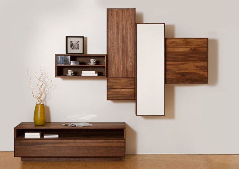 Sideboard und hängender Schrank in Nussbaum