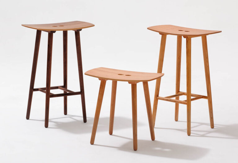 elegante Barhocker mit gebogener Sitzfläche in verschiedenen Höhen und Holzarten