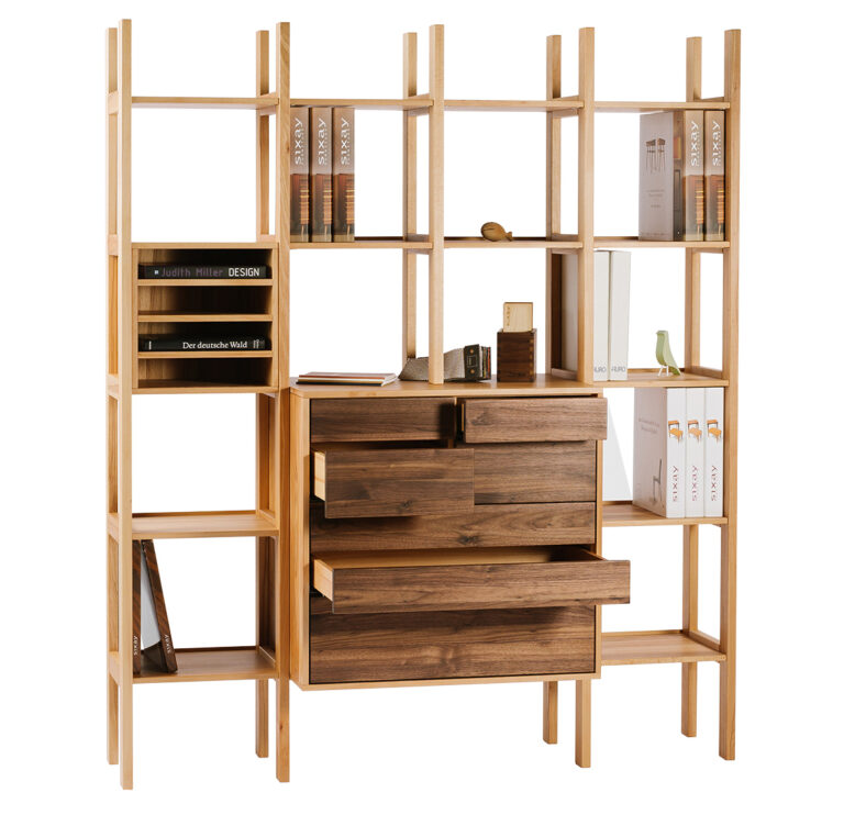 Stollenregal in hellem Holz mit Schubladen in dunklem Nussbaum