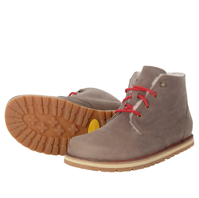 beiger niedriger Stiefel aus Wildleder mit Futter aus Schaffell