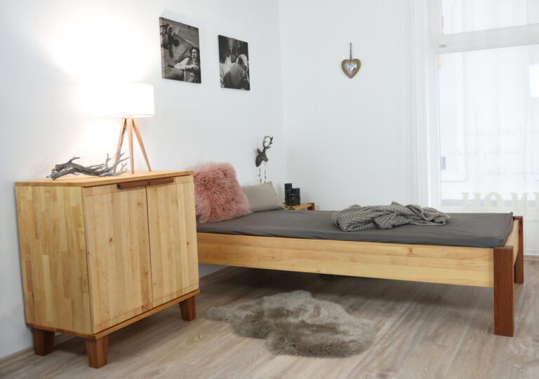 Jugendzimmer mit Bett und Kommode aus hellem Holz