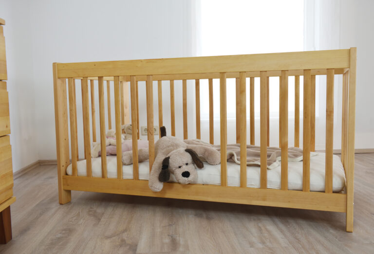 Baby-Gitterbett aus hellem Holz