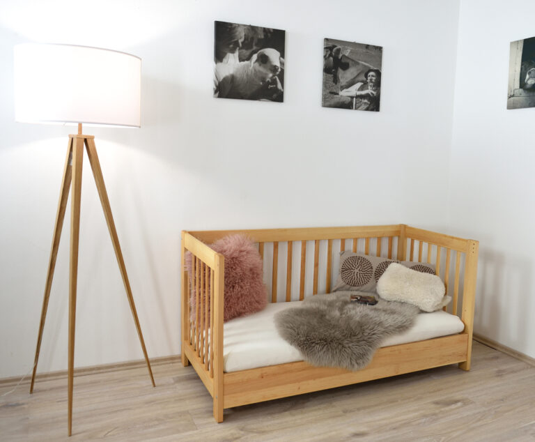 Kinderbett aus hellem Holz
