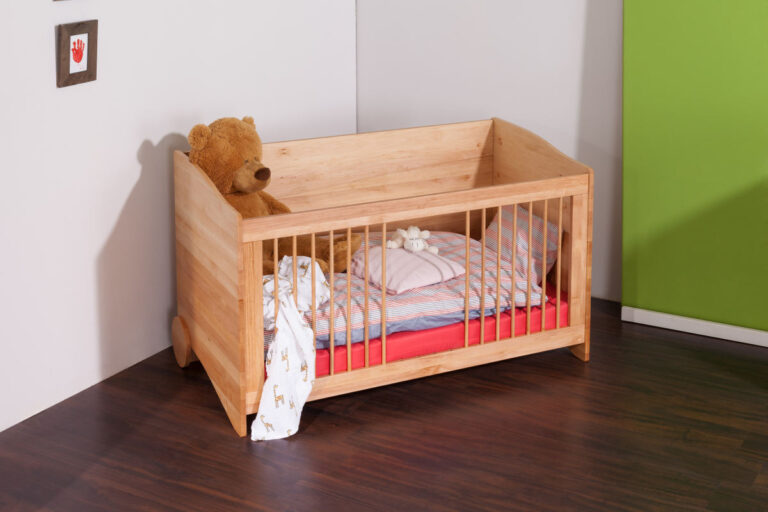 Baby-Gitterbett aus hellem Holz