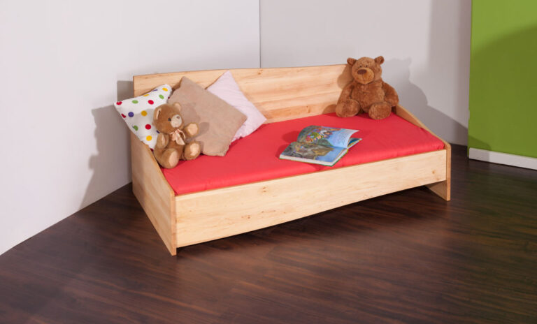 Kleinkinderbett aus hellem Holz