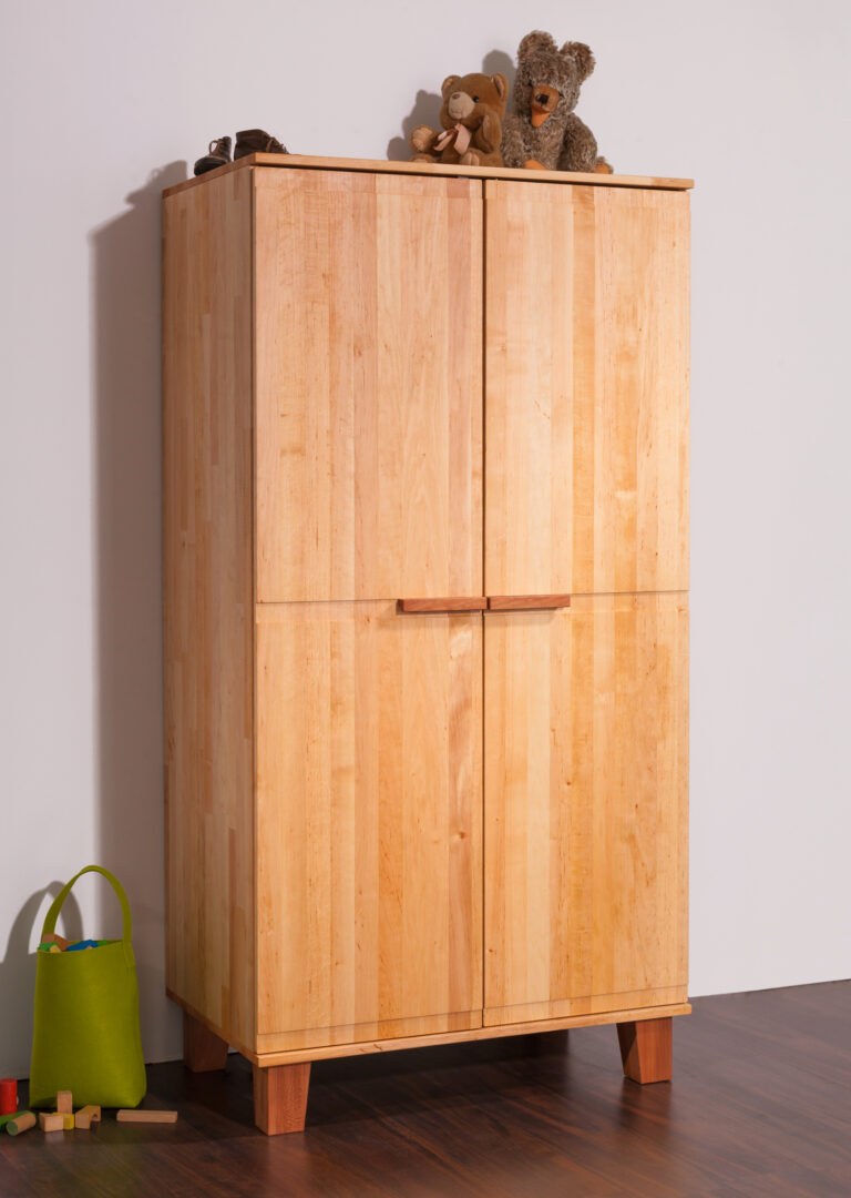 Kleiderschrank mit zwei Türen aus hellem Holz