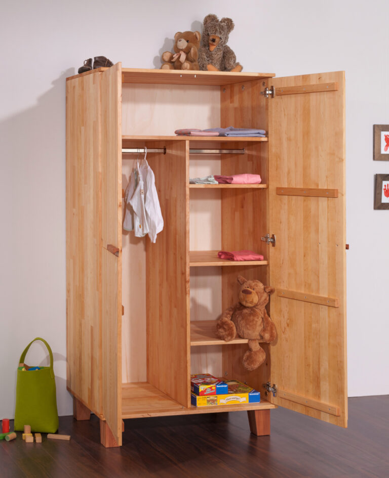 Kleiderschrank aus hellem Holz mit zwei geöffneten Türen
