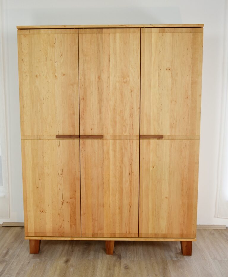 Kleiderschrank mit drei Türen aus hellem Holz