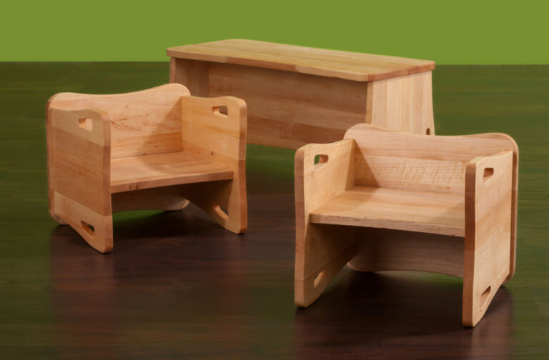 Kinderstühlchen aus hellem Holz