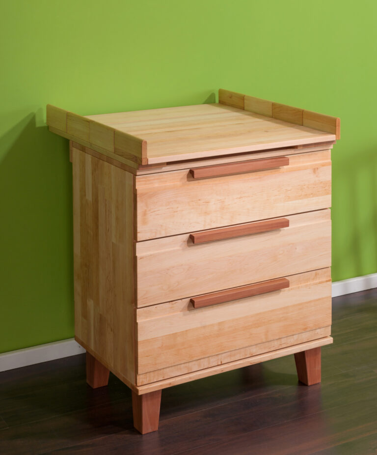 Wickelkommode mit Wickelaufsatz aus hellem Holz