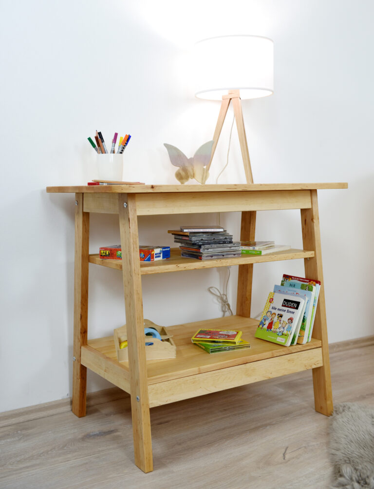 Kindertisch aus hellem Holz mit Schreibtischlampe