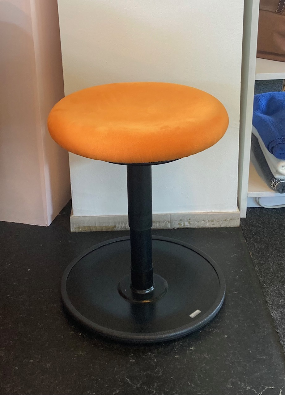 Stehhilfe mit gelbem Sitz