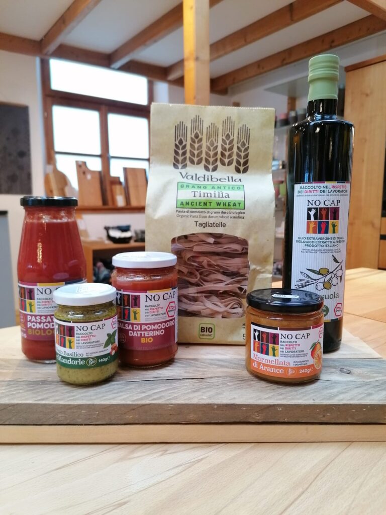 Olivenöl, Nudeln, Tomatensauce und Pesto aus Italien