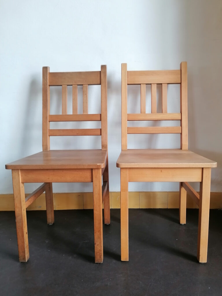 Stühle vor und nach der Behandlung mit Kraftreiniger