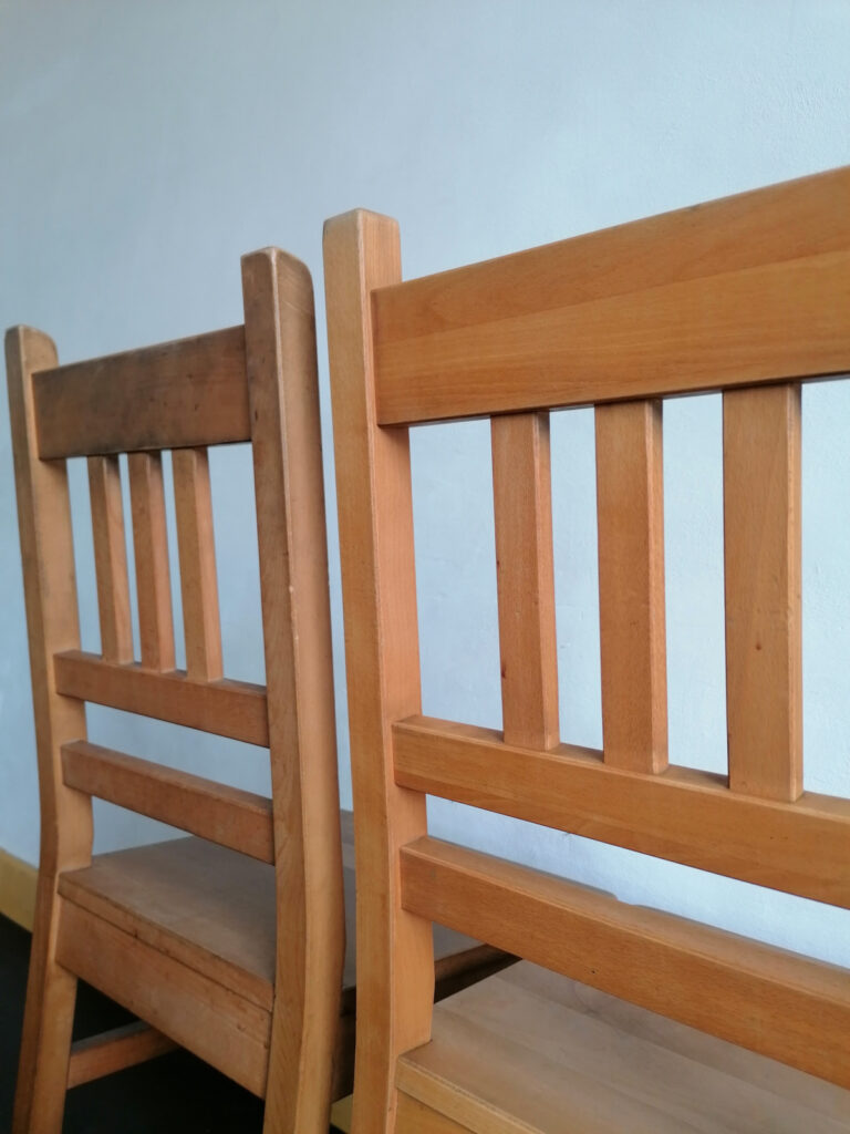 Stühle vor und nach der Behandlung mit Kraftreiniger