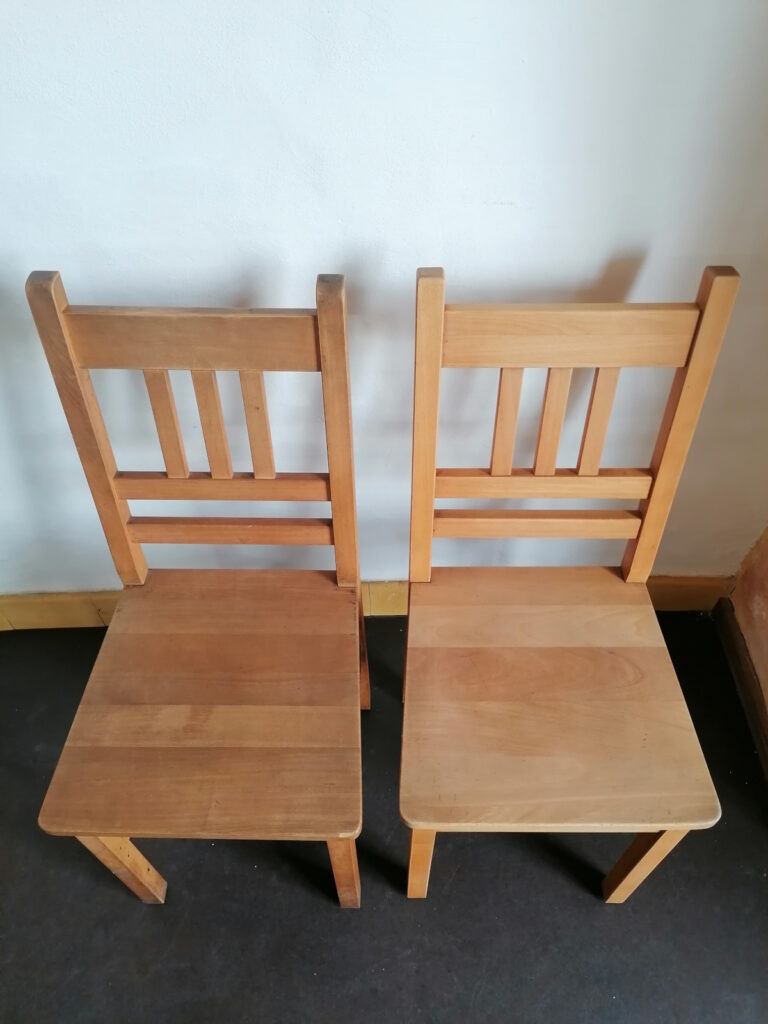 Stühle vor und nach der Behandlung mit Kraftreiniger