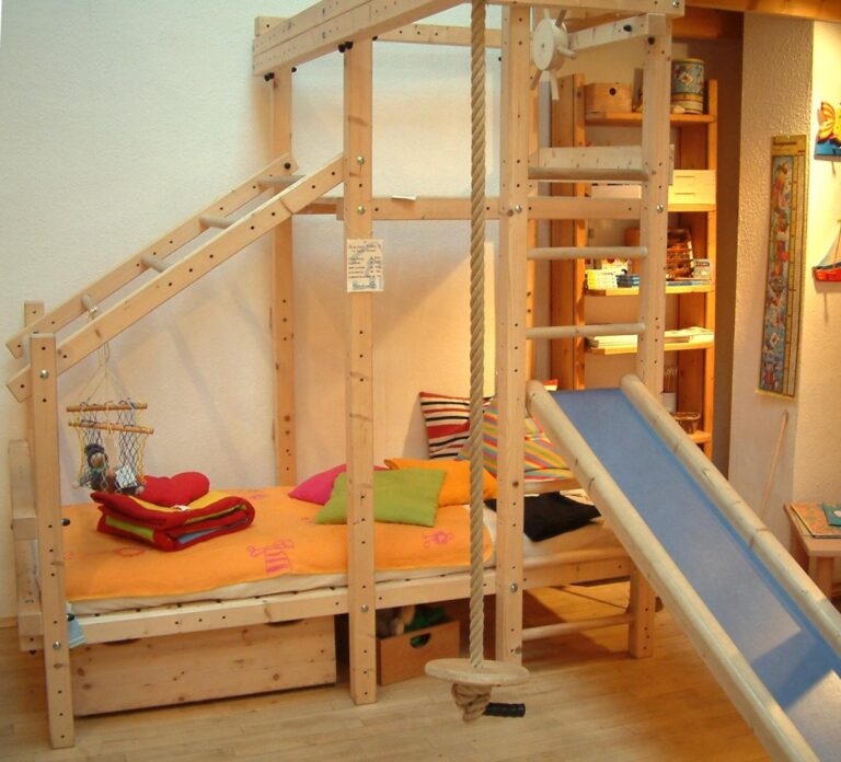 Spielbett mit Rutsche