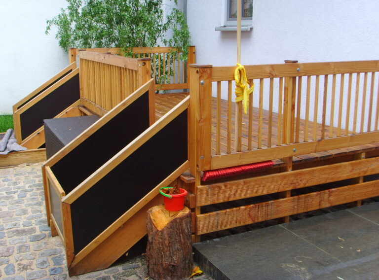 höhergelegene Holzterrasse mit zwei Zugangstreppen