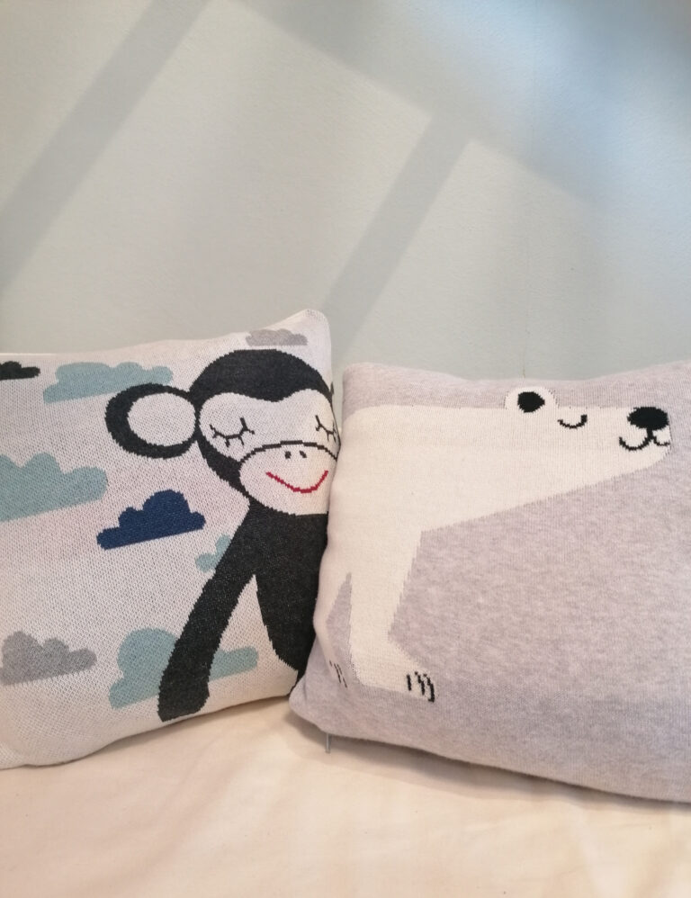 zwei graue Kopfkissen mit Affe und Eisbär