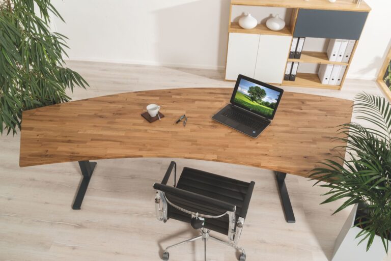 Büro mit einem geschwungenen Schreibtisch aus Holz