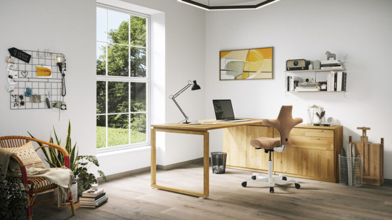 Arbeitszimmer mit hellem Holzschreibtisch und Korbsessel
