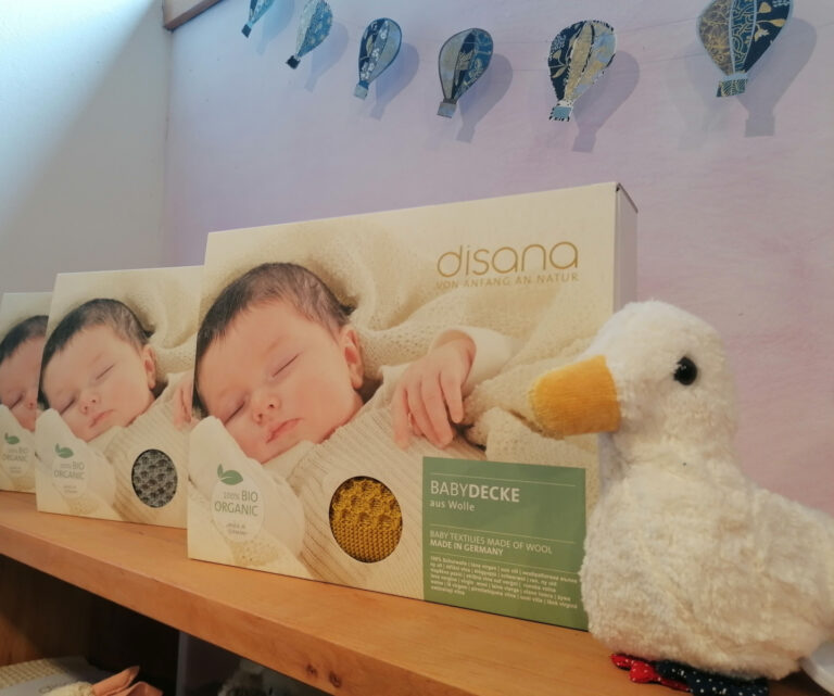 Plüschente und Babydecken in schönen Verkaufsverpackungen